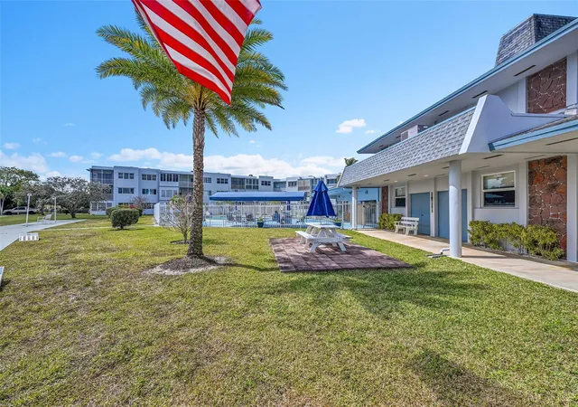 5th image of 2223 Park Ln #302, Hollywood, FL 33021 | MLS# F10555868