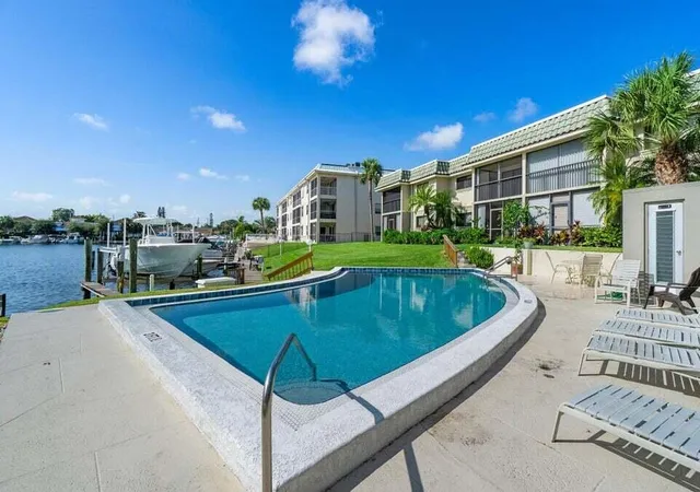 Homes for sale in North Palm Beach, FL | 714 Northlake Ct, North Palm Beach, FL 33408