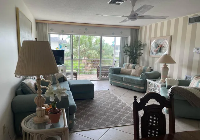 3rd image of 506 Davis Rd, Palm Springs, FL 33461