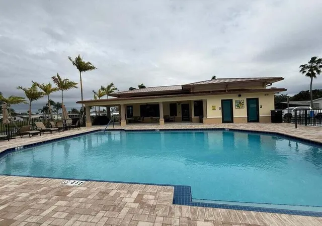2nd image of 6085 Seashore Dr, Lake Worth, FL 33462 | MLS# R11168362