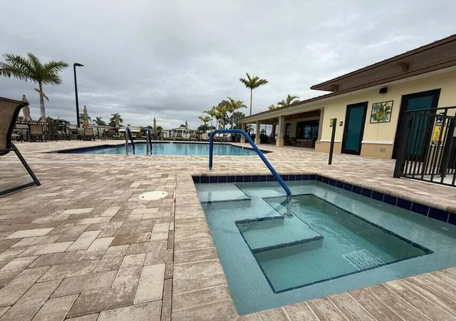 3rd image of 6085 Seashore Dr, Lake Worth, FL 33462 | MLS# R11168362