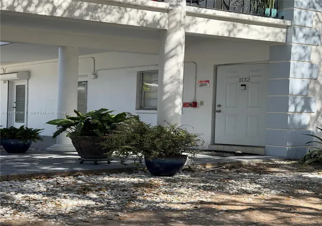 3rd image of 3515 Van Buren St #102, Hollywood, FL 33021 | MLS# A11972561