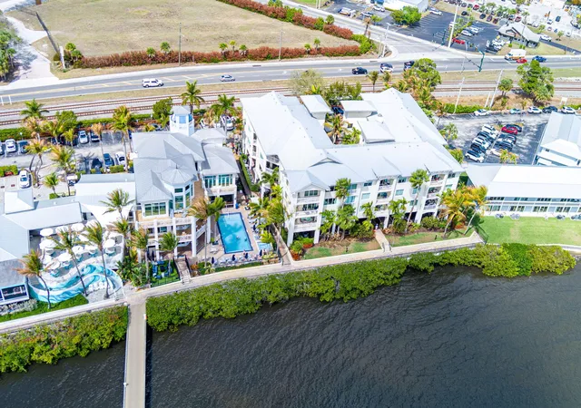 3rd image of 975 Nw Flagler Ave #302, Stuart, FL 34994 | MLS# R11169154