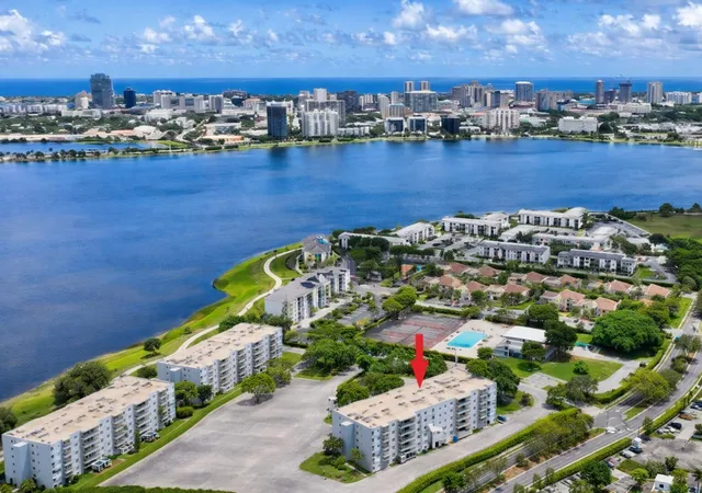 2nd image of 500 Executive Center Dr #2h, West Palm Beach, FL 33401 | MLS# R11169155