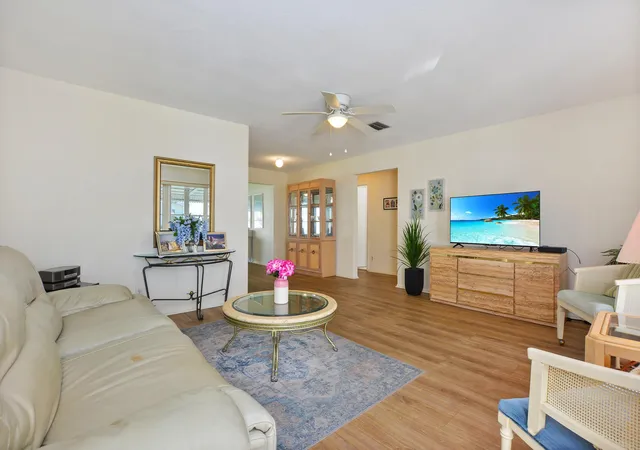Homes for sale in Boynton Beach, FL | 1005 Siesta Ave, Boynton Beach, FL 33426 | MLS# R11169248