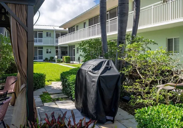 Homes for sale in Lighthouse Point, FL | 2100 Ne 38th Street, Lighthouse Point, FL 33064 | Houzeo