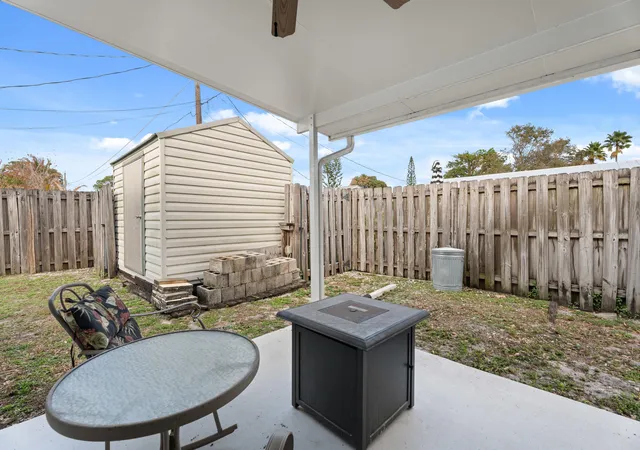 24th image of 1341 Se Seashell Ln, Stuart, FL 34996 | MLS# R11169544