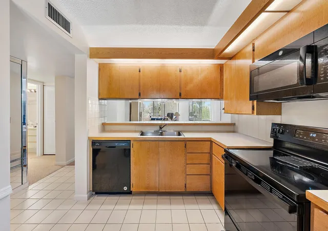 2nd image of 2761 Village Blvd #303, West Palm Beach, FL 33409 | MLS# R11169582