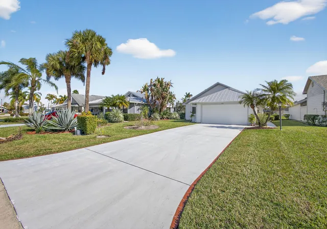 4th image of 7198 Se Quincy Ter, Hobe Sound, FL 33455 | MLS# R11169651