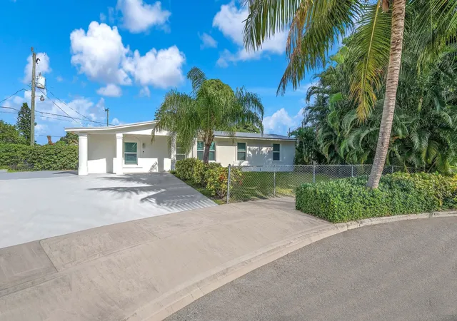 2nd image of 3308 E El Vedado Ct, West Palm Beach, FL 33405 | MLS# F10556685