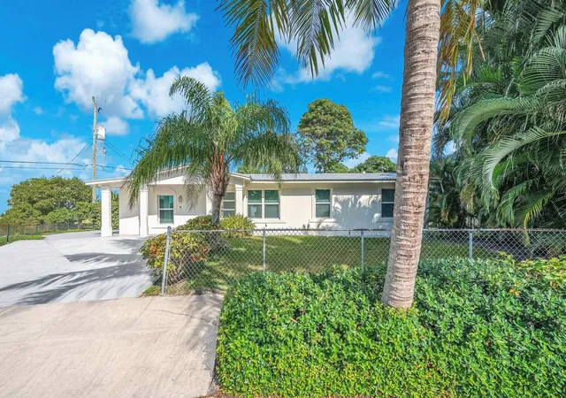 3rd image of 3308 E El Vedado Ct, West Palm Beach, FL 33405 | MLS# F10556685
