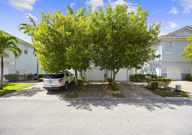 2nd image of 3069 Laurel Ridge Cir, Riviera Beach, FL 33404 | MLS# R11169707