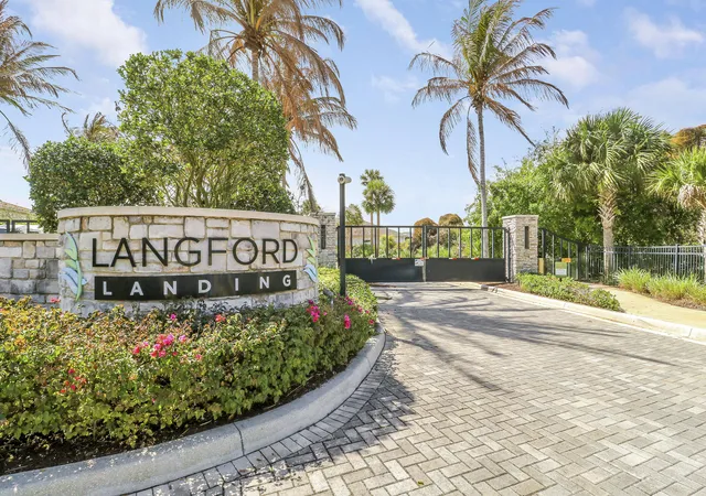 2nd image of 2475 Ne Evinrude Cir, Jensen Beach, FL 34957 | MLS# R11169860