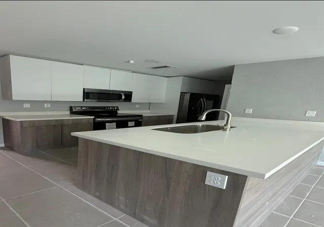 5th image of 2511 Pierce St #3, Hollywood, FL 33020 | MLS# F10556815