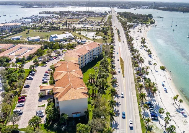 44th image of 36 Harbour Isle Dr W #106, Fort Pierce, FL 34949 | MLS# R11169966