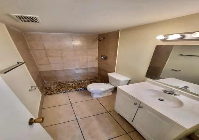 5th image of 409 Executive Center Dr #208, West Palm Beach, FL 33401 | MLS# B26000432