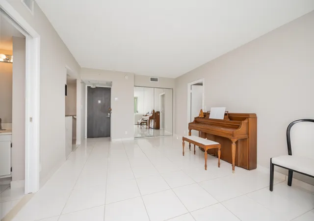 5th image of 20335 W Country Club Dr #1704, Aventura, FL 33180 | MLS# B26000916