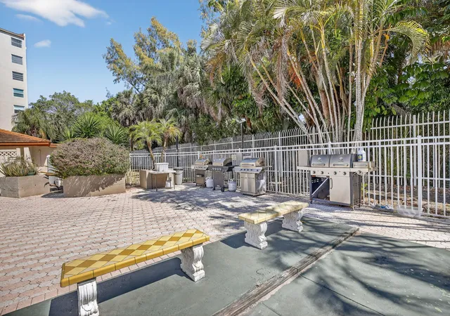 2nd image of 3910 Inverrary Blvd, Lauderhill, FL 33319