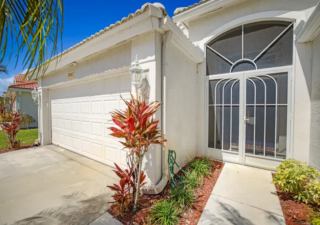 Homes for sale in Stuart, FL | 7008 Se Twin Oaks Cir, Stuart, FL 34997 | MLS# B26002487