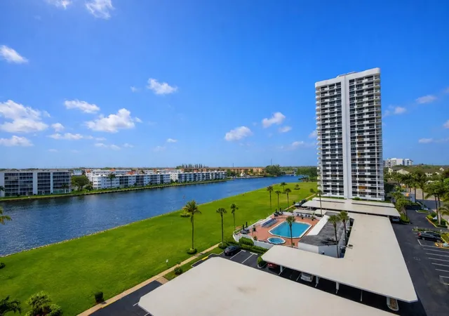Homes for sale in North Palm Beach, FL | 115 Lakeshore Dr, North Palm Beach, FL 33408