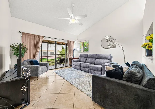 3rd image of 16 Via De Casas Sur, Boynton Beach, FL 33426