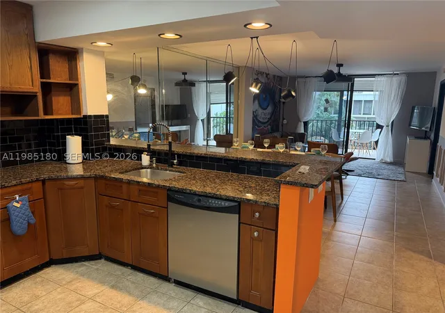 Listing Photo 4 - Condo for sale in building located at 896 N Federal Hwy, Lantana, FL 33462 - Unit #326