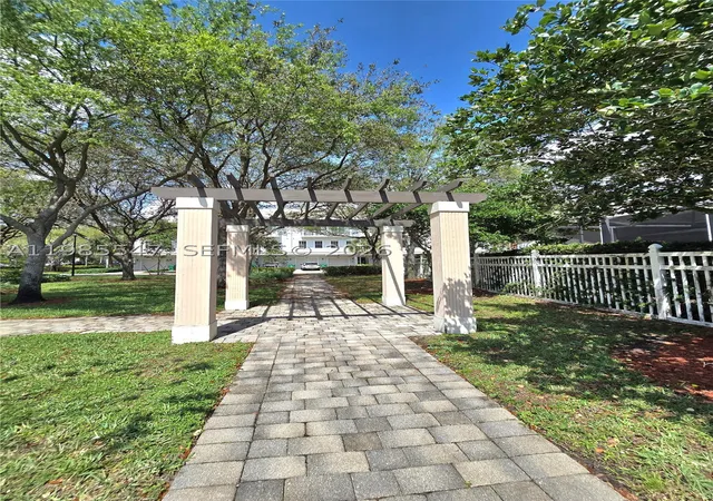 4th image of 6841 N Lakeside Cir N, Davie, FL 33314