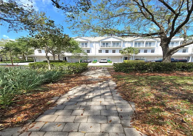 5th image of 6841 N Lakeside Cir N, Davie, FL 33314