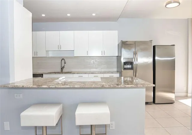 Homes for sale in Miami, FL | 19355 Turnberry Wy #3d, Miami, FL 33180 | MLS# B26004701