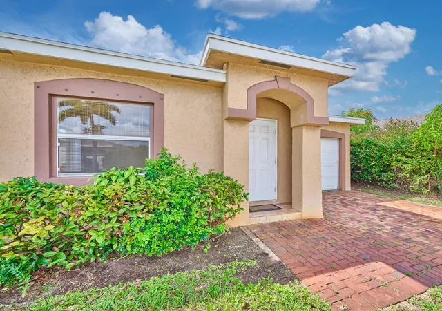 Homes for sale in Boynton Beach, FL | 556 E Ridge Cir Cir N, Boynton Beach, FL 33435 | MLS# B26005032
