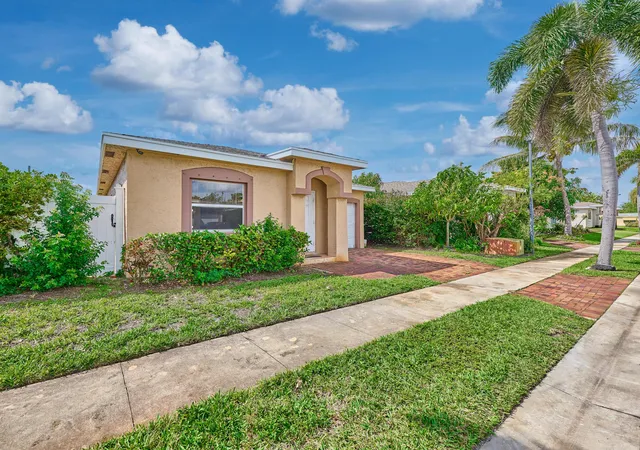 Homes for sale in Boynton Beach, FL | 556 E Ridge Cir Cir N, Boynton Beach, FL 33435 | MLS# B26005032