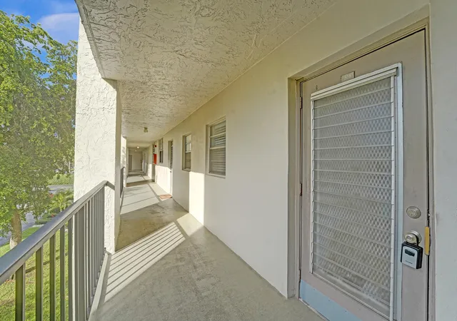 4th image of 9470 Poinciana Pl, Davie, FL 33324