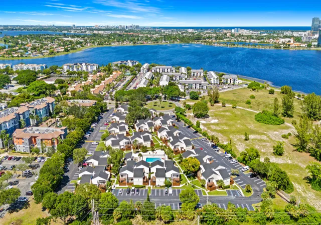 3rd image of 637 Executive Center Dr #N105, West Palm Beach, FL 33401 | MLS# B26005517