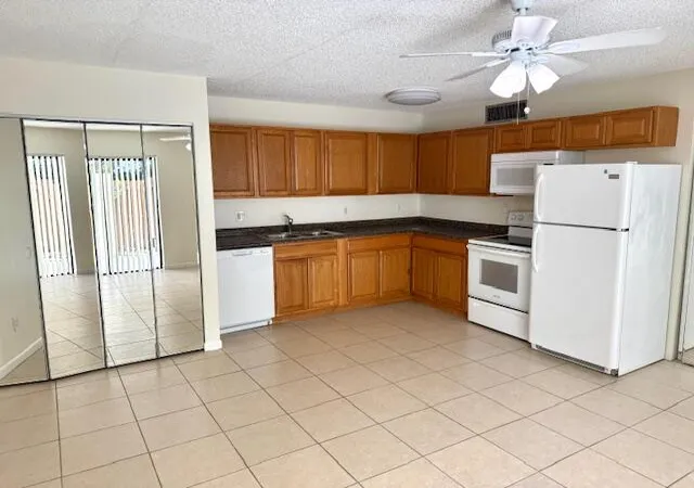 5th image of 637 Executive Center Dr #N105, West Palm Beach, FL 33401 | MLS# B26005517