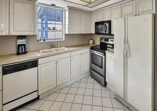 3rd image of 907 Marina Dr, West Palm Beach, FL 33408