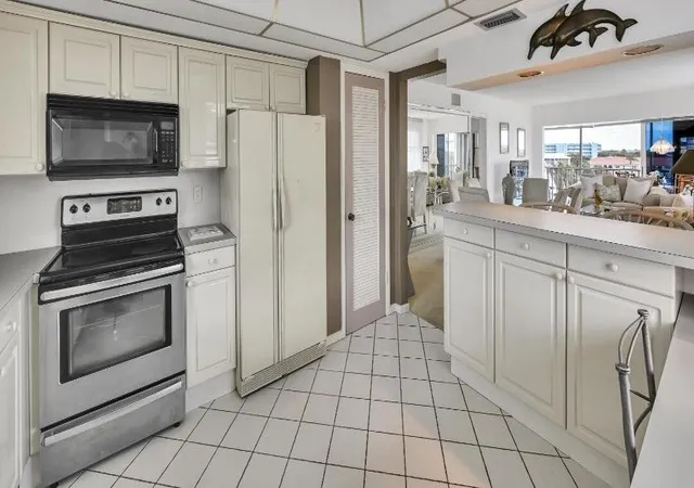4th image of 907 Marina Dr, West Palm Beach, FL 33408