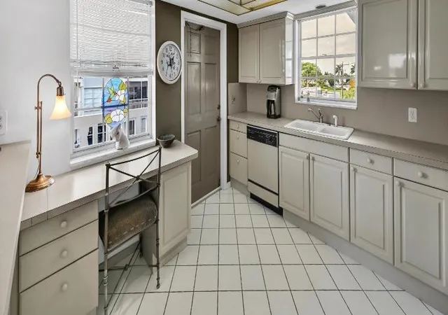 5th image of 907 Marina Dr, West Palm Beach, FL 33408