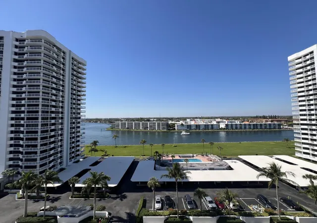Homes for sale in North Palm Beach, FL | 108 Lakeshore Drive, North Palm Beach, FL 33408 | Houzeo