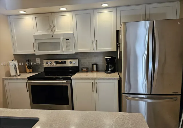 Listing Photo 5 - Condo for sale in building located at 608 Waterside Dr, Hypoluxo, FL 33462 - Unit #608