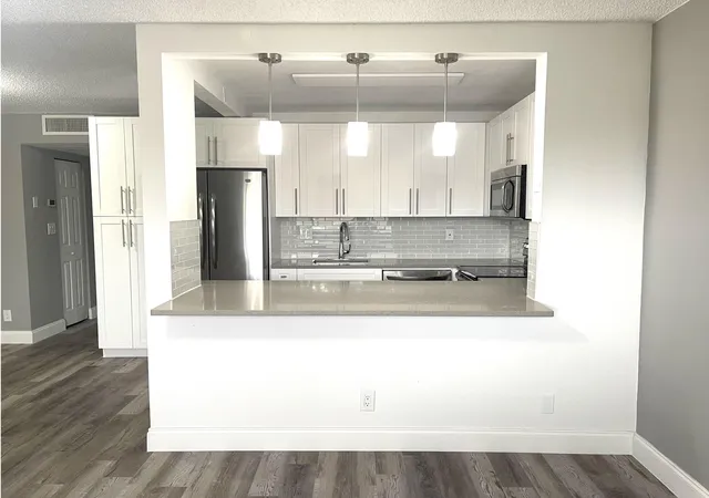 4th image of 700 Vlg Grn Ct, Palm Springs, FL 33461