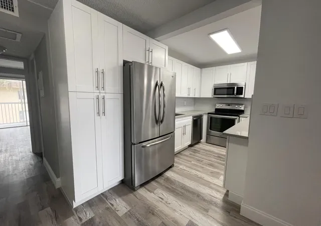5th image of 700 Vlg Grn Ct, Palm Springs, FL 33461