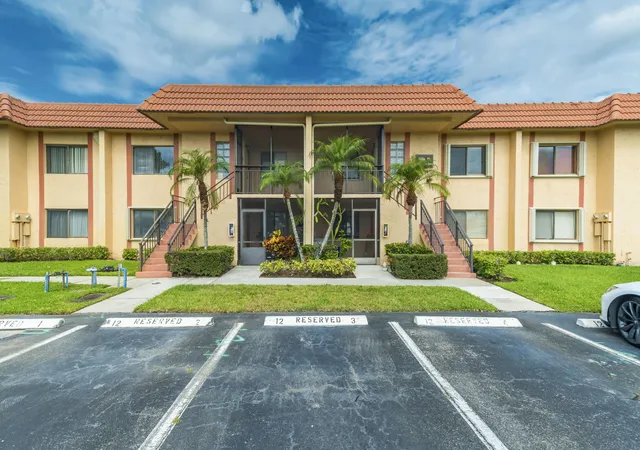 Homes for sale in Weston, FL | 170 Lakeview Drive, Weston, FL 33326 | Houzeo