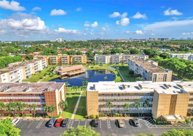 2nd image of 205 Se 11Th Ter, Dania Beach, FL 33004
