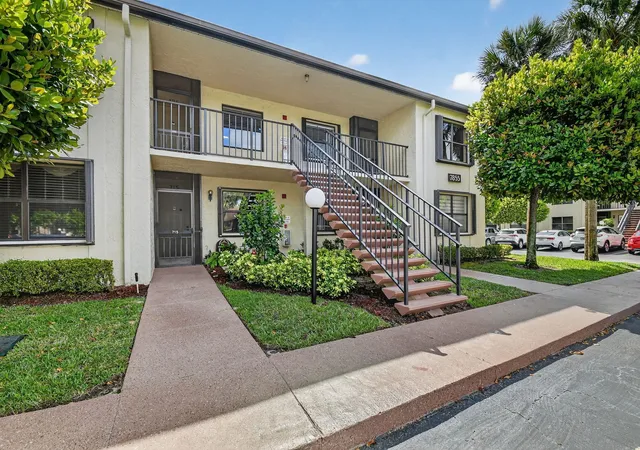 3rd image of 7855 Willow Spring Dr #725, Lake Worth, FL 33467 | MLS# B26008182