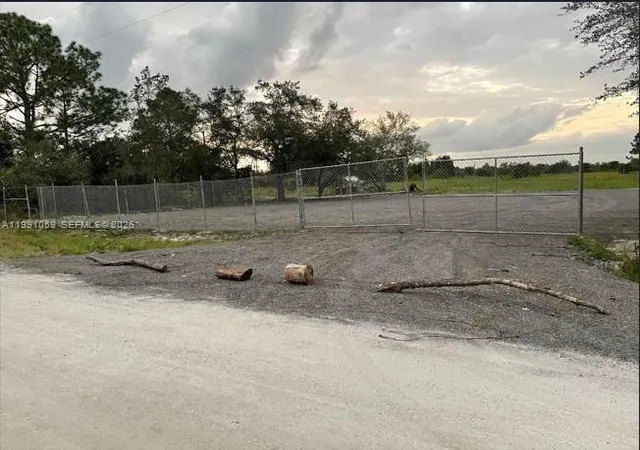 1st image of 281 Avenida Del Centro Montura, Clewiston, FL 33440 | MLS# A11991059
