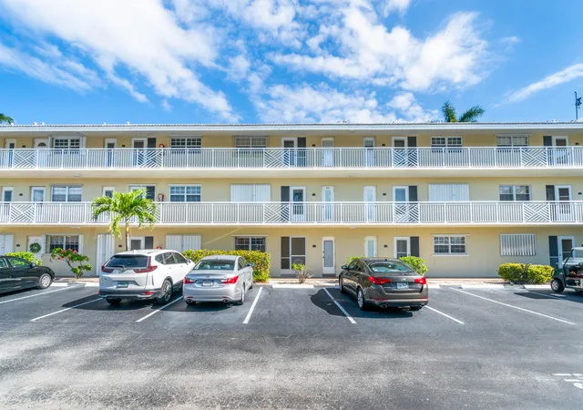 Homes for sale in Lighthouse Point, FL | 1951 Ne 39th St #131, Lighthouse Point, FL 33064 | MLS# B26008333