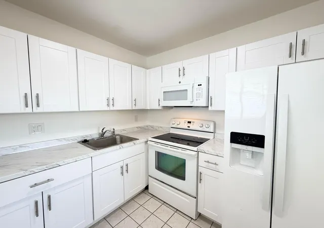 4th image of 3402 Cynthia Ln #205, Lake Worth, FL 33461 | MLS# B26008993