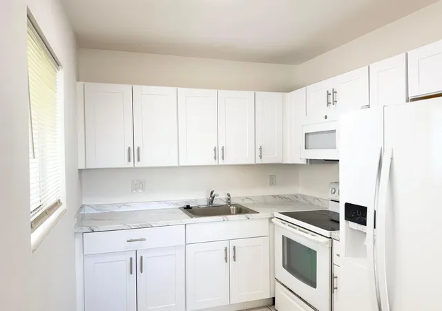 5th image of 3402 Cynthia Ln #205, Lake Worth, FL 33461 | MLS# B26008993