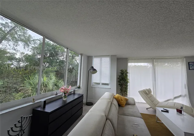 4th image of 17890 W Dixie Hwy, Miami, FL 33160