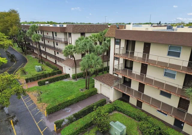 Homes for sale in Lauderdale Lakes, FL | 3141 Nw 47th Terrace, Lauderdale Lakes, FL 33319 | Houzeo